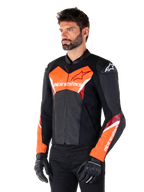 Chaqueta de cuero Alpinestars Faster V3, negro y rojo flúor, chaqueta de conducción deportiva premium con detalles blancos y rojos, logotipos de Alpinestars en el pecho y las mangas, combinada con guantes y pantalones de moto negros