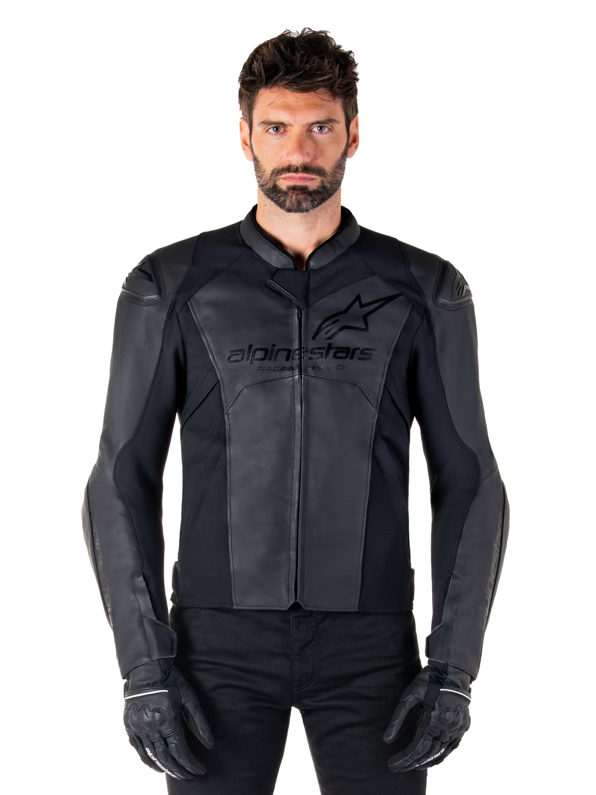 Chaqueta de cuero Alpinestars Faster V3, chaqueta de moto negra, cuero premium con paneles elásticos HRSF, ajuste deportivo refinado, hombros reforzados con protecciones, combinada con guantes negros, equipamiento profesional para conducción en carretera