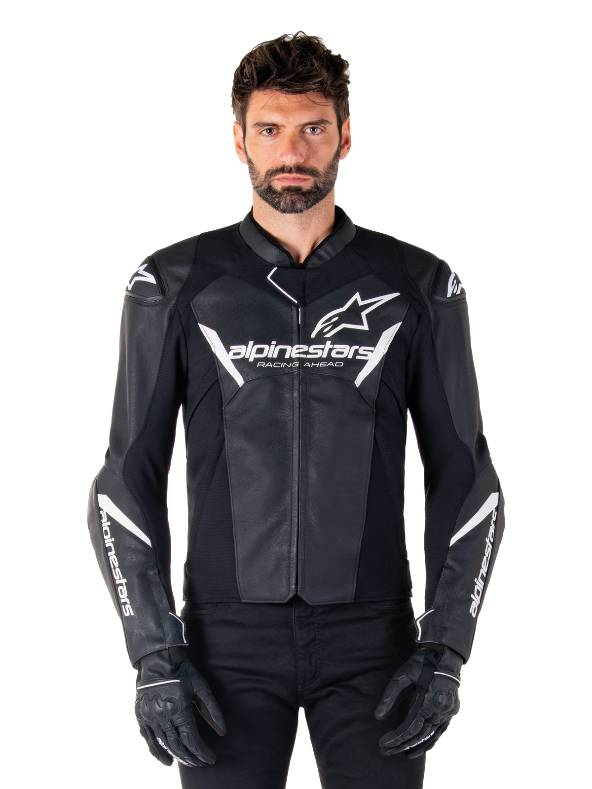 Alpinestars Faster V3 Leather Jacket, chaqueta de carreras de moto negra y blanca, con logotipos blancos llamativos y el texto 'Racing Ahead' en el pecho, diseño de cuero estilizado con detalles angulares en las mangas, combinada con guantes de carreras negros