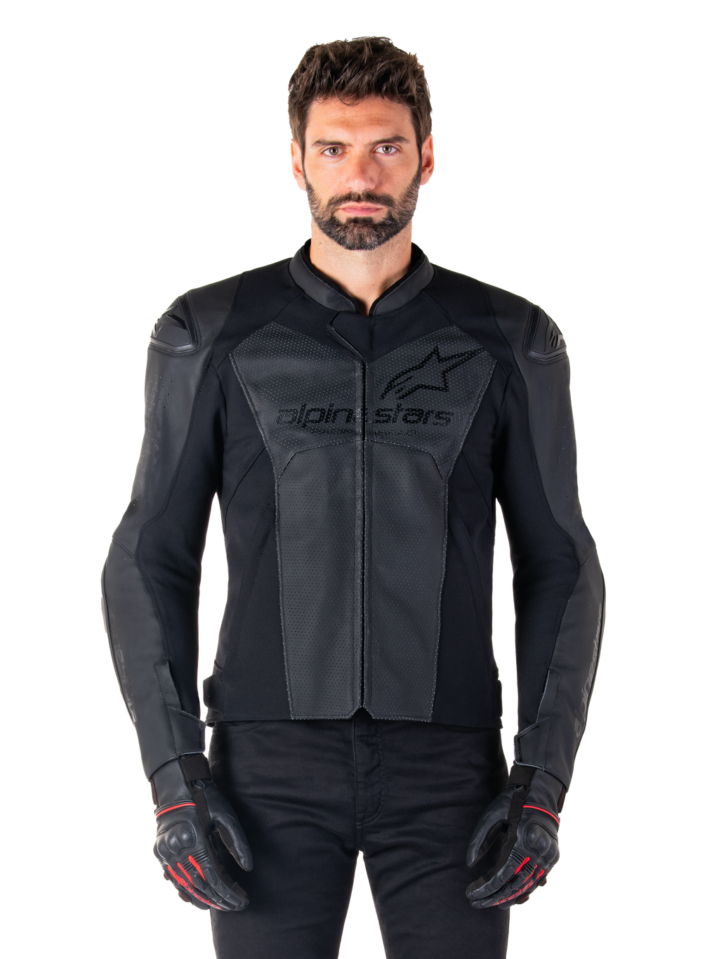 Hombre con la chaqueta de cuero Alpinestars Faster V3 Airflow, chaqueta negra de competición para motociclismo con paneles de cuero perforado, logo de Alpinestars en el pecho, guantes de conducción negros, foto de estudio frontal