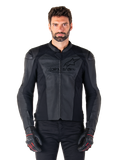 Hombre con la chaqueta de cuero Alpinestars Faster V3 Airflow, chaqueta negra de competición para motociclismo con paneles de cuero perforado, logo de Alpinestars en el pecho, guantes de conducción negros, foto de estudio frontal