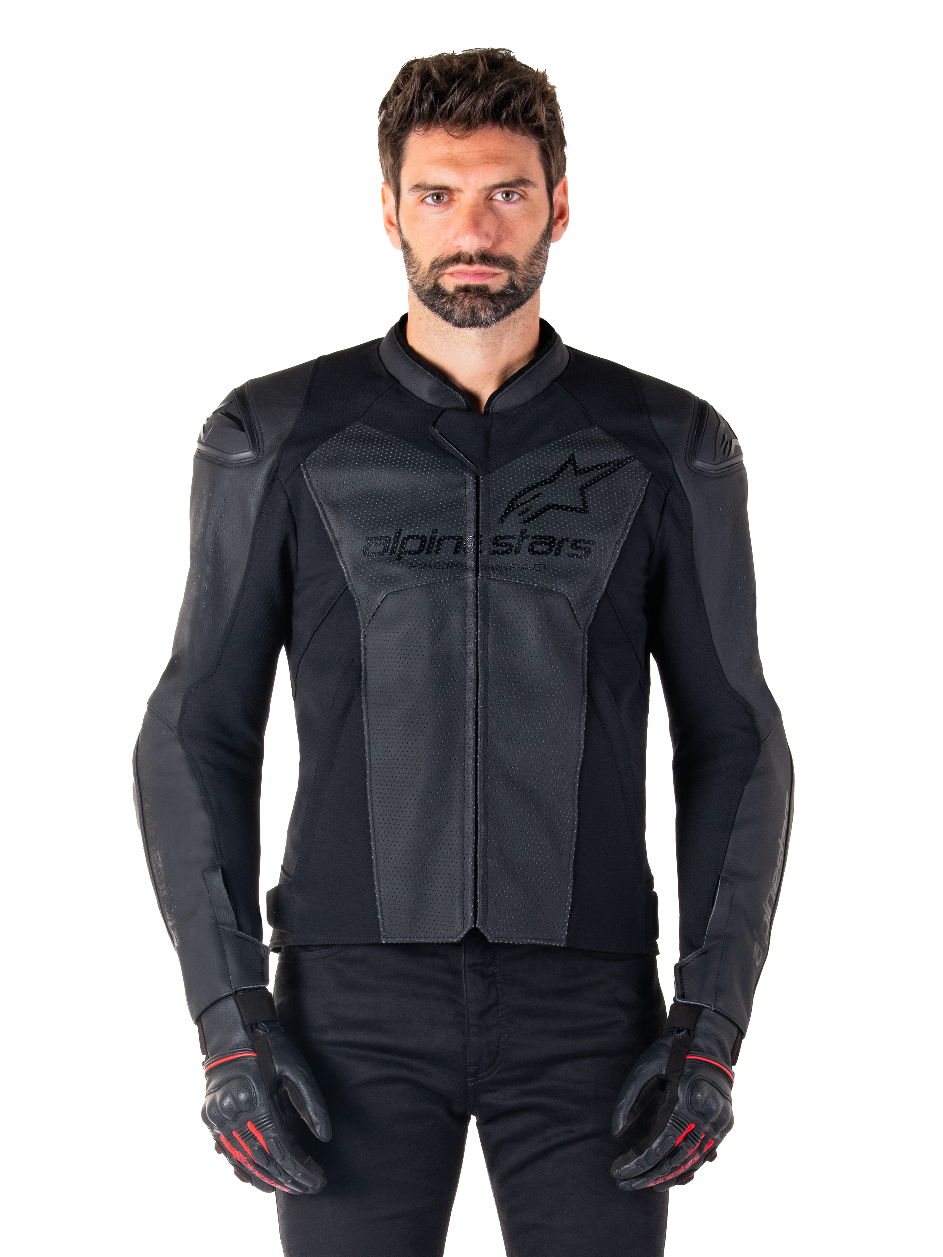 Hombre con la chaqueta de cuero Alpinestars Faster V3 Airflow, chaqueta negra de competición para motociclismo con paneles de cuero perforado, logo de Alpinestars en el pecho, guantes de conducción negros, foto de estudio frontal