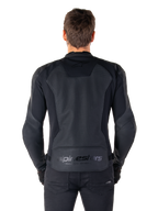 Chaqueta de cuero Alpinestars Faster V3 Airflow, vista posterior en modelo, color negro, con panel trasero de cuero perforado para el flujo de aire, logotipos sutiles y diseño ergonómico de ajuste deportivo