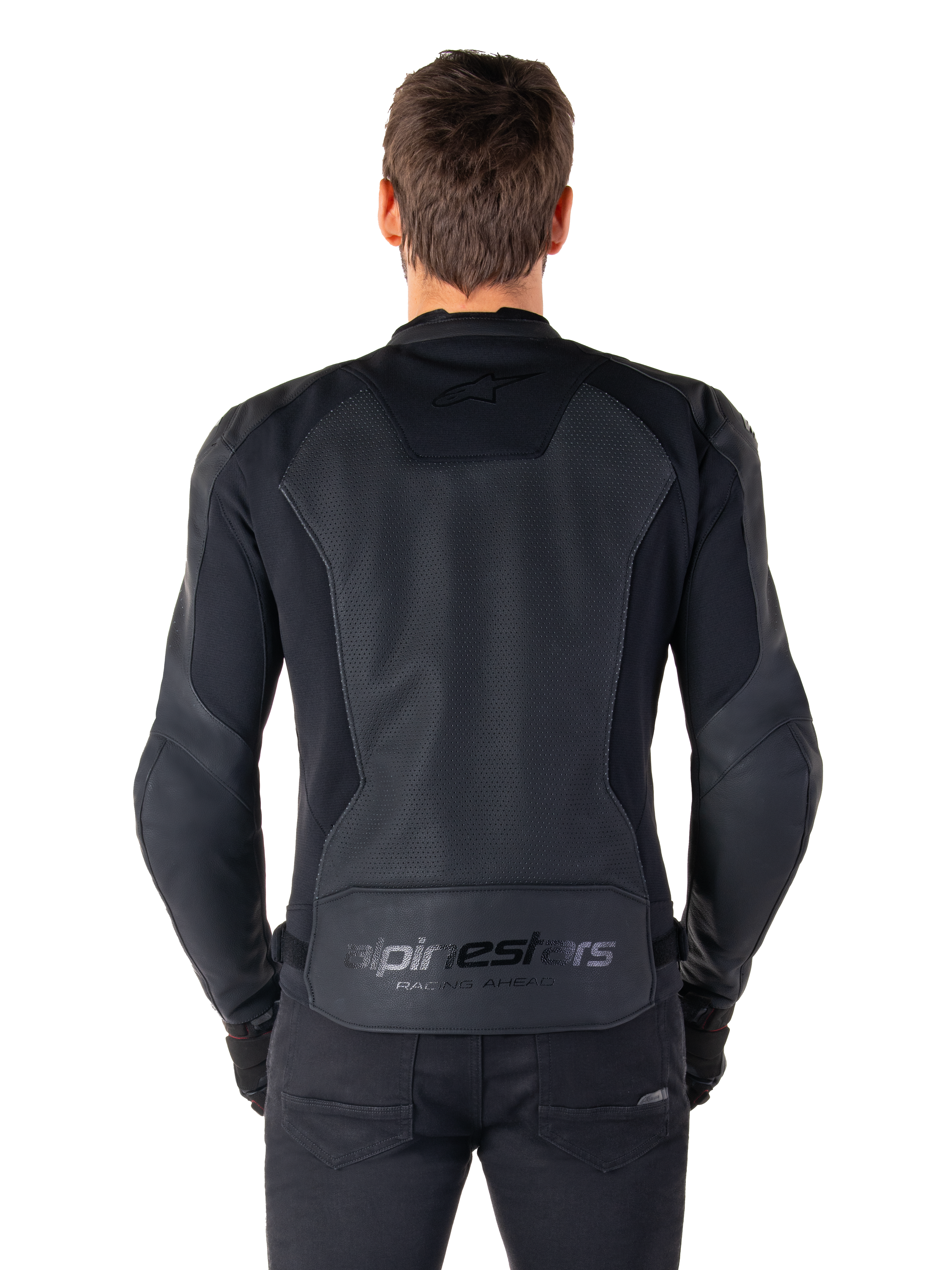 Chaqueta de cuero Alpinestars Faster V3 Airflow, vista posterior en modelo, color negro, con panel trasero de cuero perforado para el flujo de aire, logotipos sutiles y diseño ergonómico de ajuste deportivo