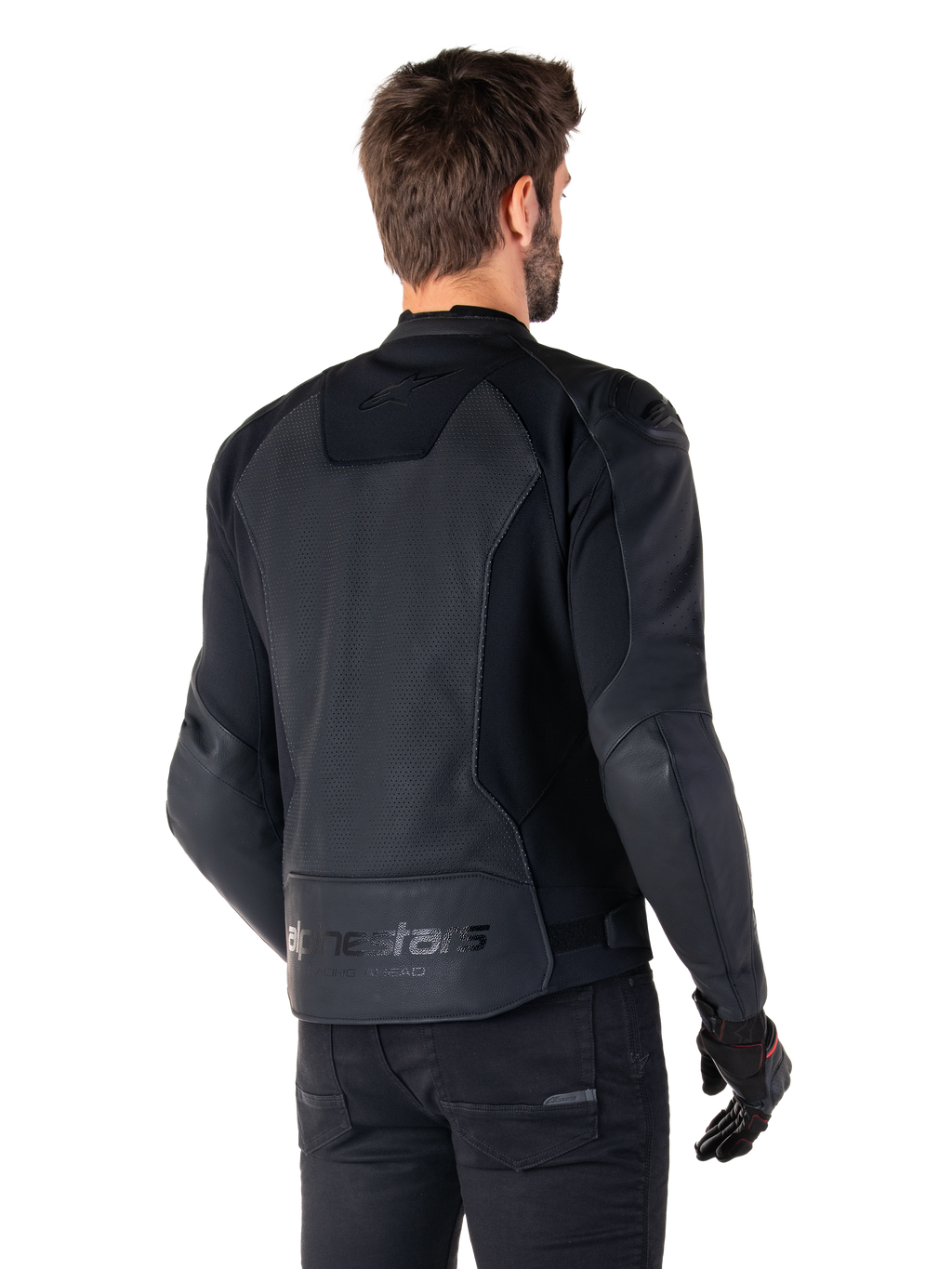 Chaqueta de cuero Alpinestars Faster V3 Airflow, negra, vista trasera de un hombre con una chaqueta deportiva de cuero para moto, con paneles traseros perforados, inserciones elásticas y el logotipo de Alpinestars en el dobladillo inferior, combinada con pantalones y guantes negros