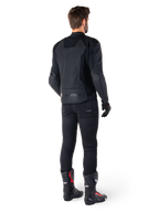 Alpinestars Faster V3 Airflow Leather Jacket, negra, vista trasera de un hombre con una chaqueta de cuero deportiva con paneles traseros perforados y marca Alpinestars, combinada con pantalones de conducción negros y botas negras y rojas.
