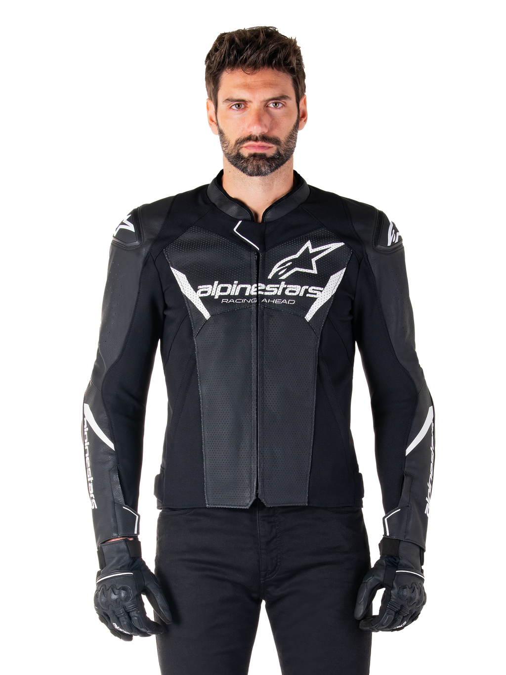 Alpinestars Faster V3 Airflow Leather Jacket, chaqueta de moto negra con detalles blancos, paneles de cuero perforados para ventilación, logotipo de Alpinestars en el pecho, usada con guantes negros, construcción de cuero de inspiración deportiva