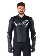 Alpinestars Faster V3 Airflow Leather Jacket, chaqueta de moto negra con detalles blancos, paneles de cuero perforados para ventilación, logotipo de Alpinestars en el pecho, usada con guantes negros, construcción de cuero de inspiración deportiva