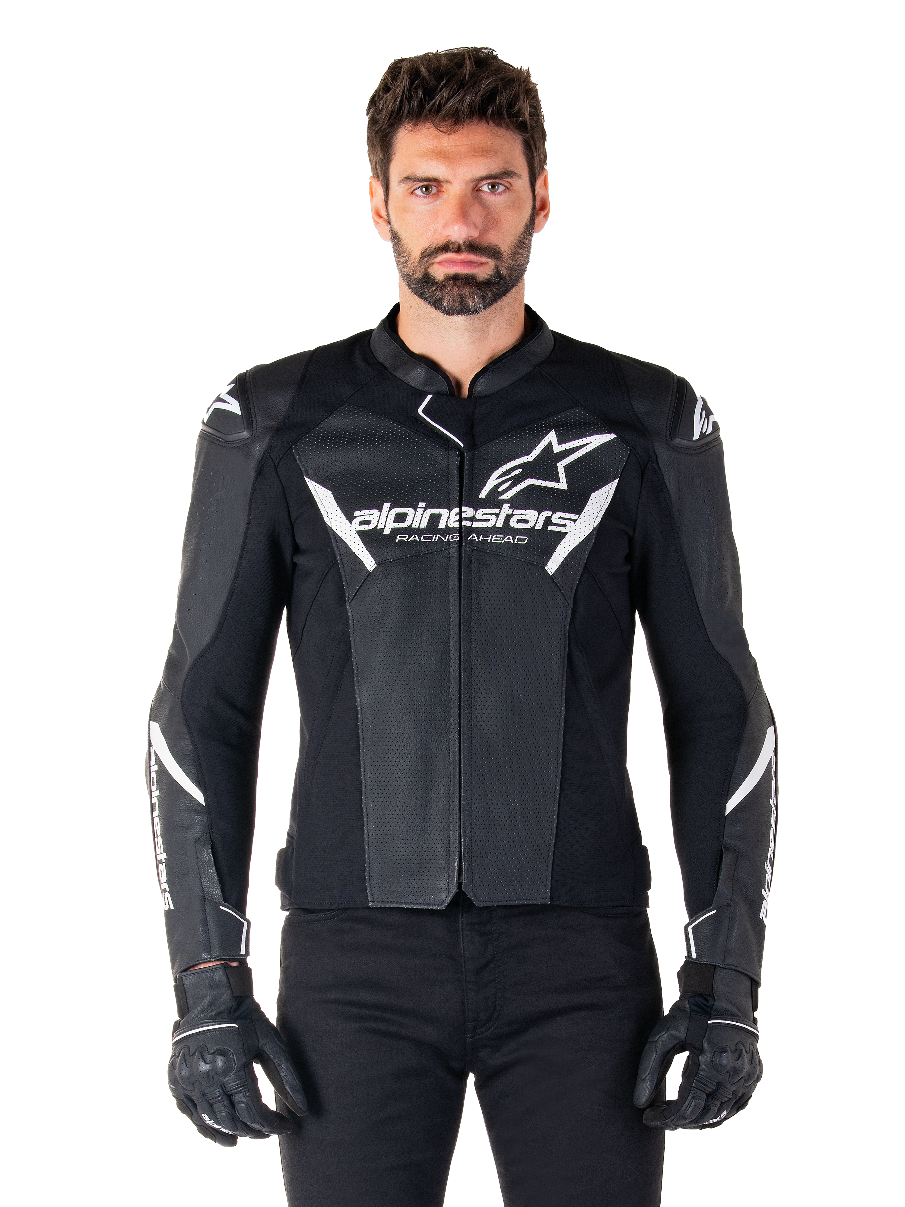 Alpinestars Faster V3 Airflow Leather Jacket, chaqueta de moto negra con detalles blancos, paneles de cuero perforados para ventilación, logotipo de Alpinestars en el pecho, usada con guantes negros, construcción de cuero de inspiración deportiva