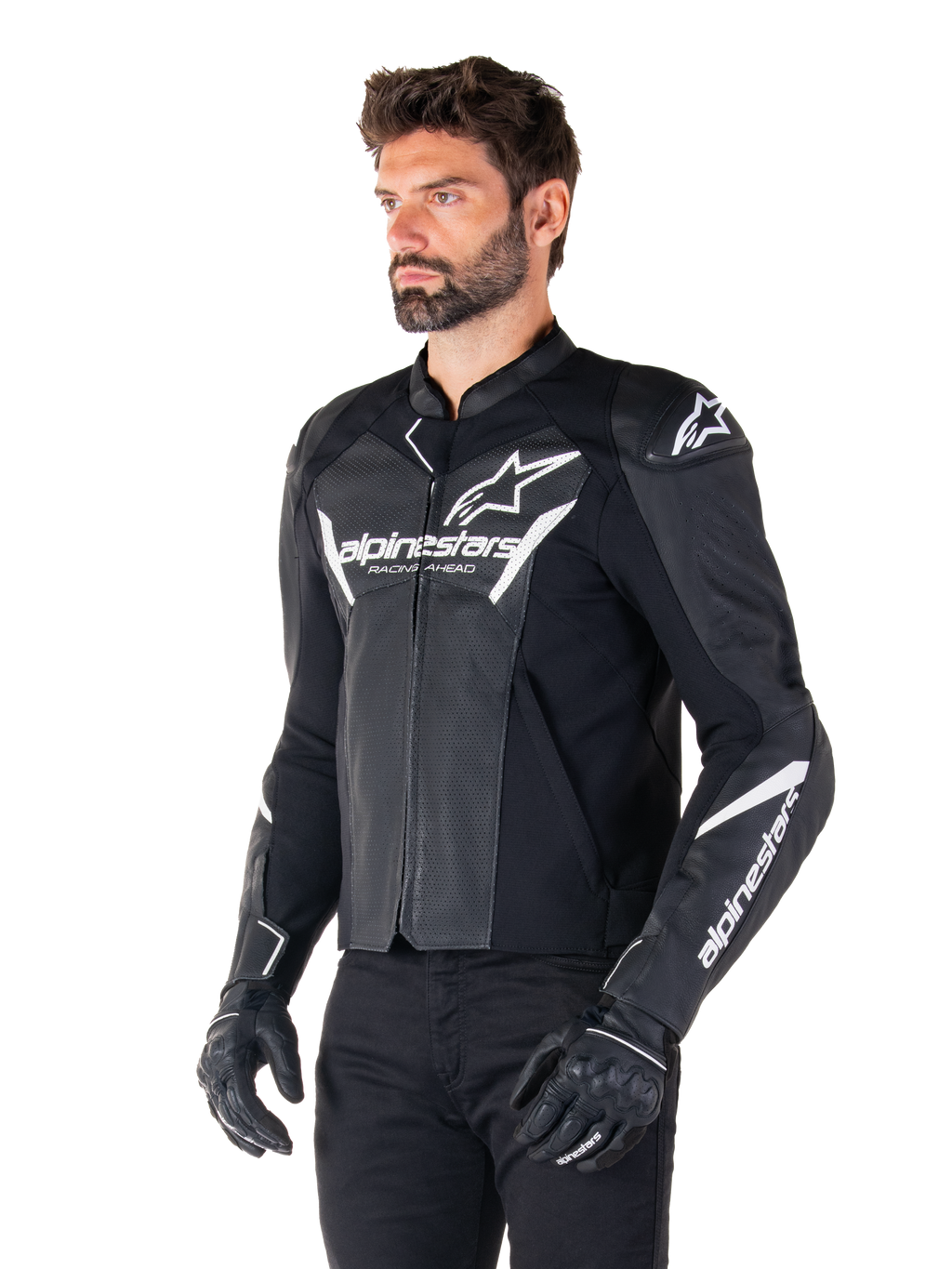 Chaqueta de cuero Alpinestars Faster V3 Airflow, negro y blanco, chaqueta deportiva para moto con paneles de cuero perforado, logotipo de Alpinestars en blanco en el pecho y los brazos, usada por un modelo con guantes y pantalones negros, equipo de conducción elegante y protector