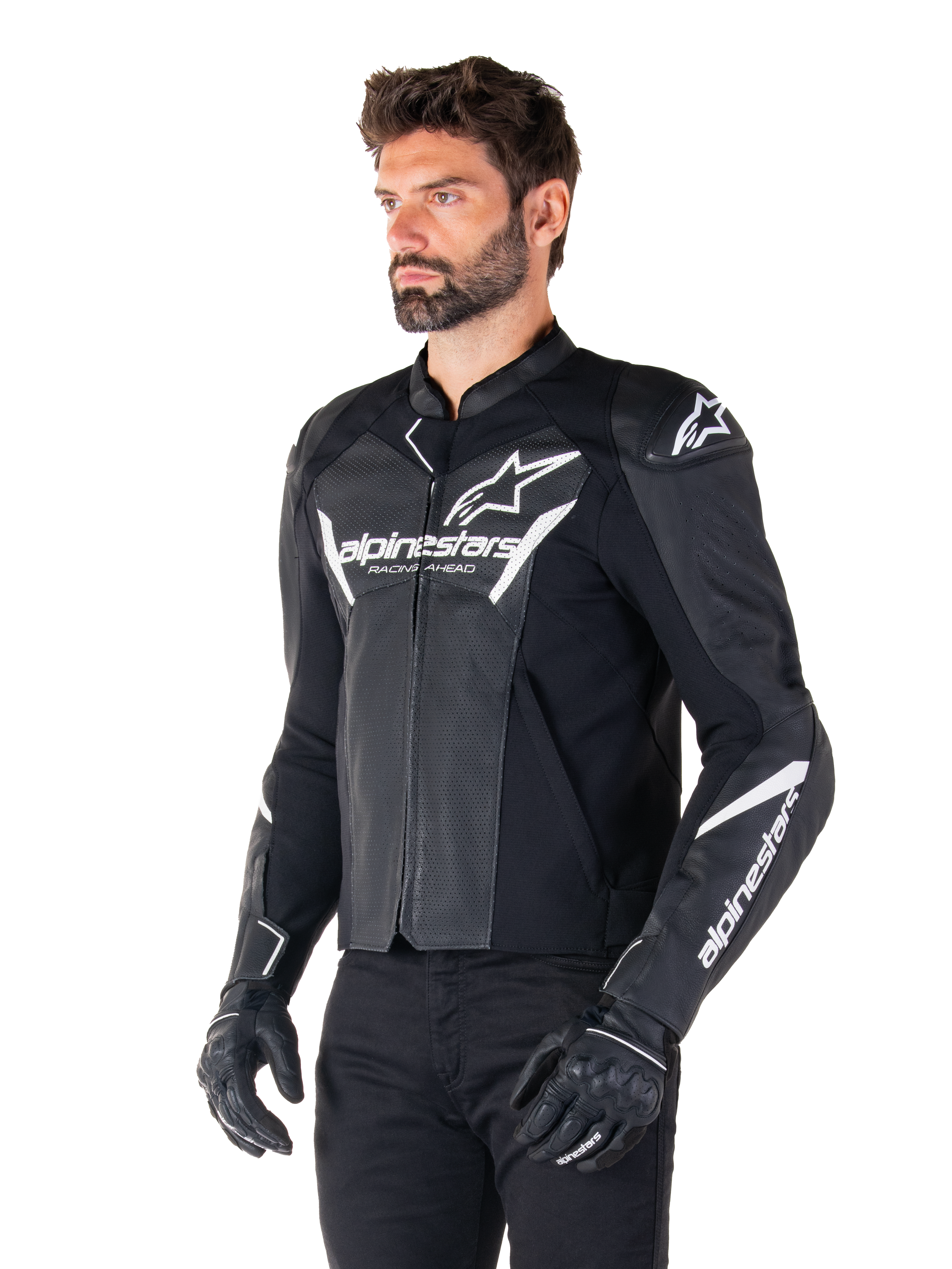 Chaqueta de cuero Alpinestars Faster V3 Airflow, negro y blanco, chaqueta deportiva para moto con paneles de cuero perforado, logotipo de Alpinestars en blanco en el pecho y los brazos, usada por un modelo con guantes y pantalones negros, equipo de conducción elegante y protector
