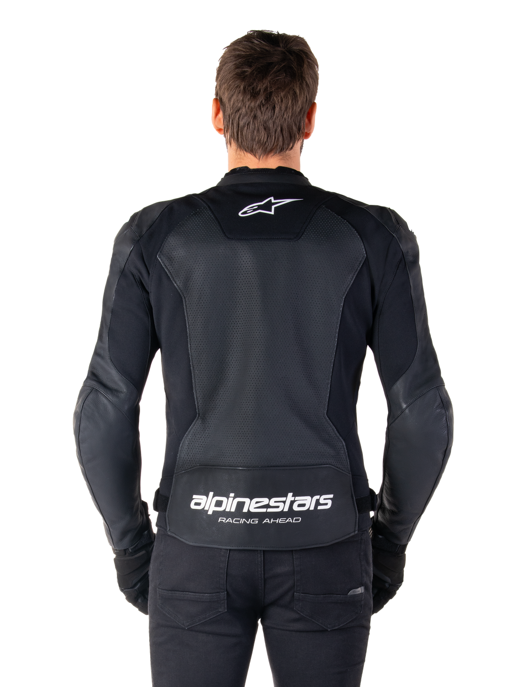 Chaqueta de cuero Alpinestars Faster V3 Airflow, negro y blanco, vista trasera de un piloto mostrando el panel de cuero perforado en la espalda para ventilación, logotipo blanco de Alpinestars en la parte superior de la espalda y marca 'RACING AHEAD' en la parte inferior, equipamiento de motociclismo con ajuste deportivo.