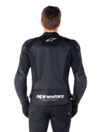 Chaqueta de cuero Alpinestars Faster V3 Airflow, negro y blanco, vista trasera de un piloto mostrando el panel de cuero perforado en la espalda para ventilación, logotipo blanco de Alpinestars en la parte superior de la espalda y marca 'RACING AHEAD' en la parte inferior, equipamiento de motociclismo con ajuste deportivo.