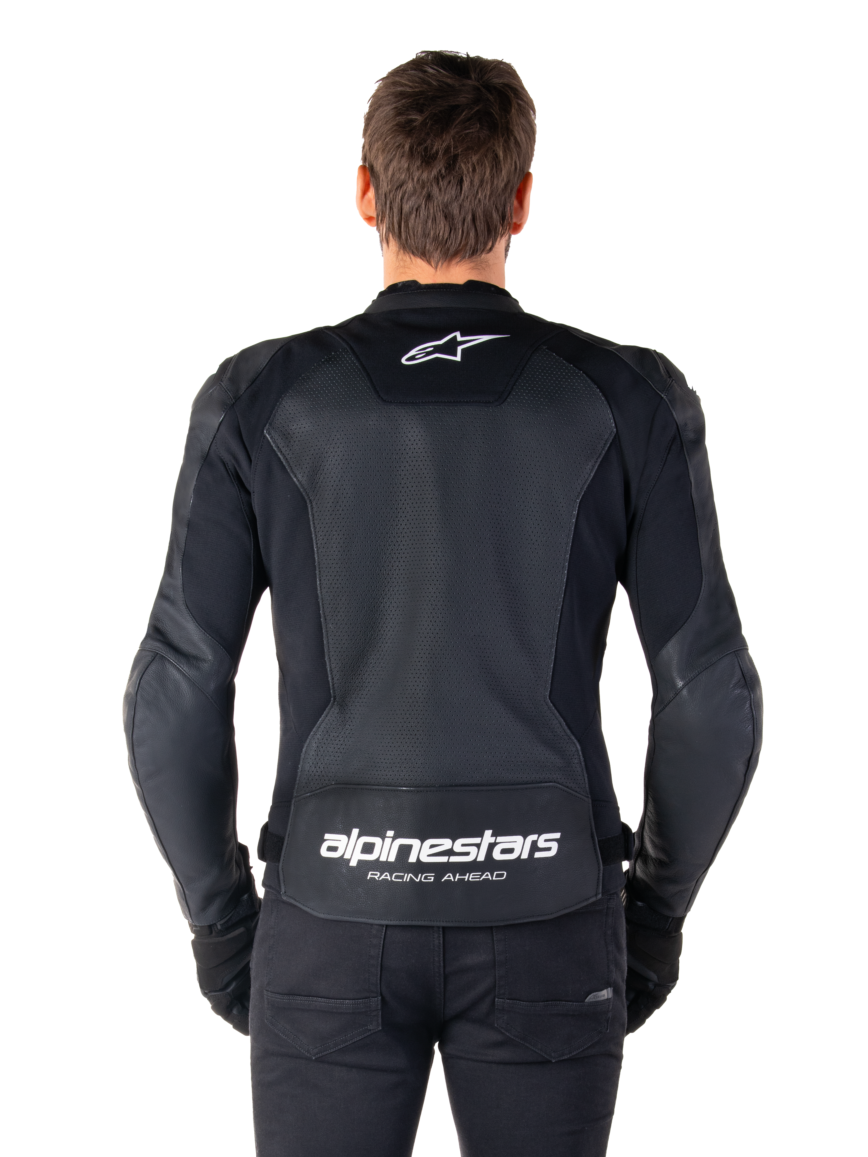Chaqueta de cuero Alpinestars Faster V3 Airflow, negro y blanco, vista trasera de un piloto mostrando el panel de cuero perforado en la espalda para ventilación, logotipo blanco de Alpinestars en la parte superior de la espalda y marca 'RACING AHEAD' en la parte inferior, equipamiento de motociclismo con ajuste deportivo.