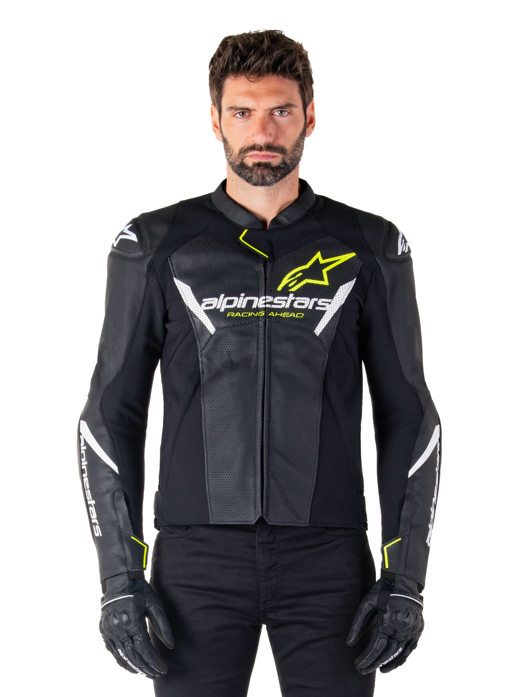 Chaqueta de cuero Alpinestars Faster V3 Airflow, negro, blanco y amarillo flúor, usada por un modelo masculino con guantes negros a juego, con paneles de cuero perforado para la ventilación y un llamativo logotipo de Alpinestars en el pecho, equipamiento deportivo para motociclismo