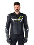 Chaqueta de cuero Alpinestars Faster V3 Airflow, negro, blanco y amarillo flúor, usada por un modelo masculino con guantes negros a juego, con paneles de cuero perforado para la ventilación y un llamativo logotipo de Alpinestars en el pecho, equipamiento deportivo para motociclismo
