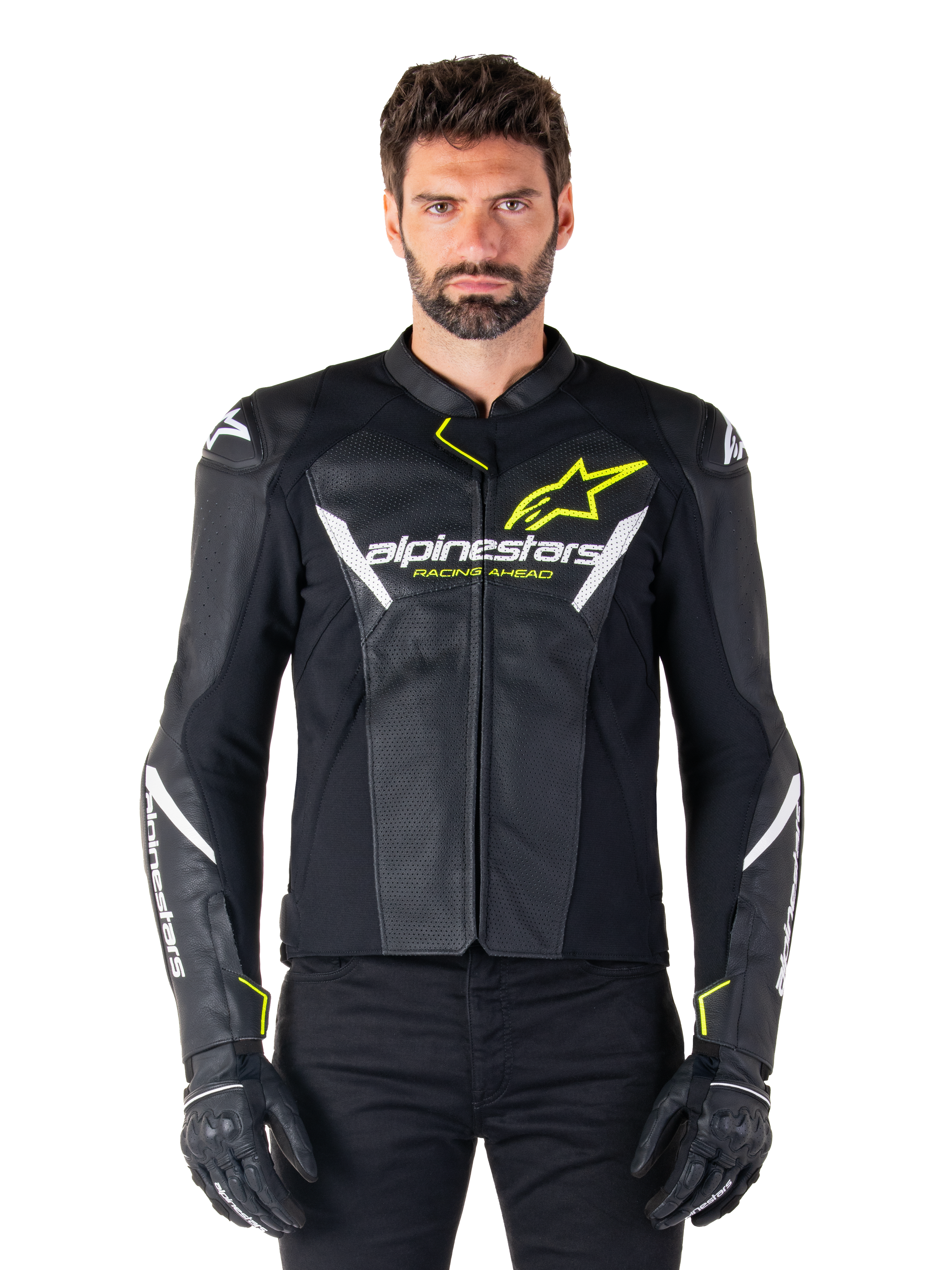 Chaqueta de cuero Alpinestars Faster V3 Airflow, negro, blanco y amarillo flúor, usada por un modelo masculino con guantes negros a juego, con paneles de cuero perforado para la ventilación y un llamativo logotipo de Alpinestars en el pecho, equipamiento deportivo para motociclismo