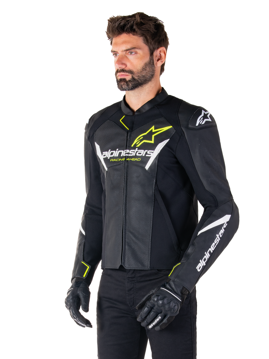 Chaqueta de cuero Alpinestars Faster V3 Airflow, chaqueta de moto deportiva, negro, blanco y amarillo flúor, usada por un hombre, con cuero perforado para el flujo de aire, logotipos de Alpinestars en el pecho y los brazos, combinada con guantes negros.