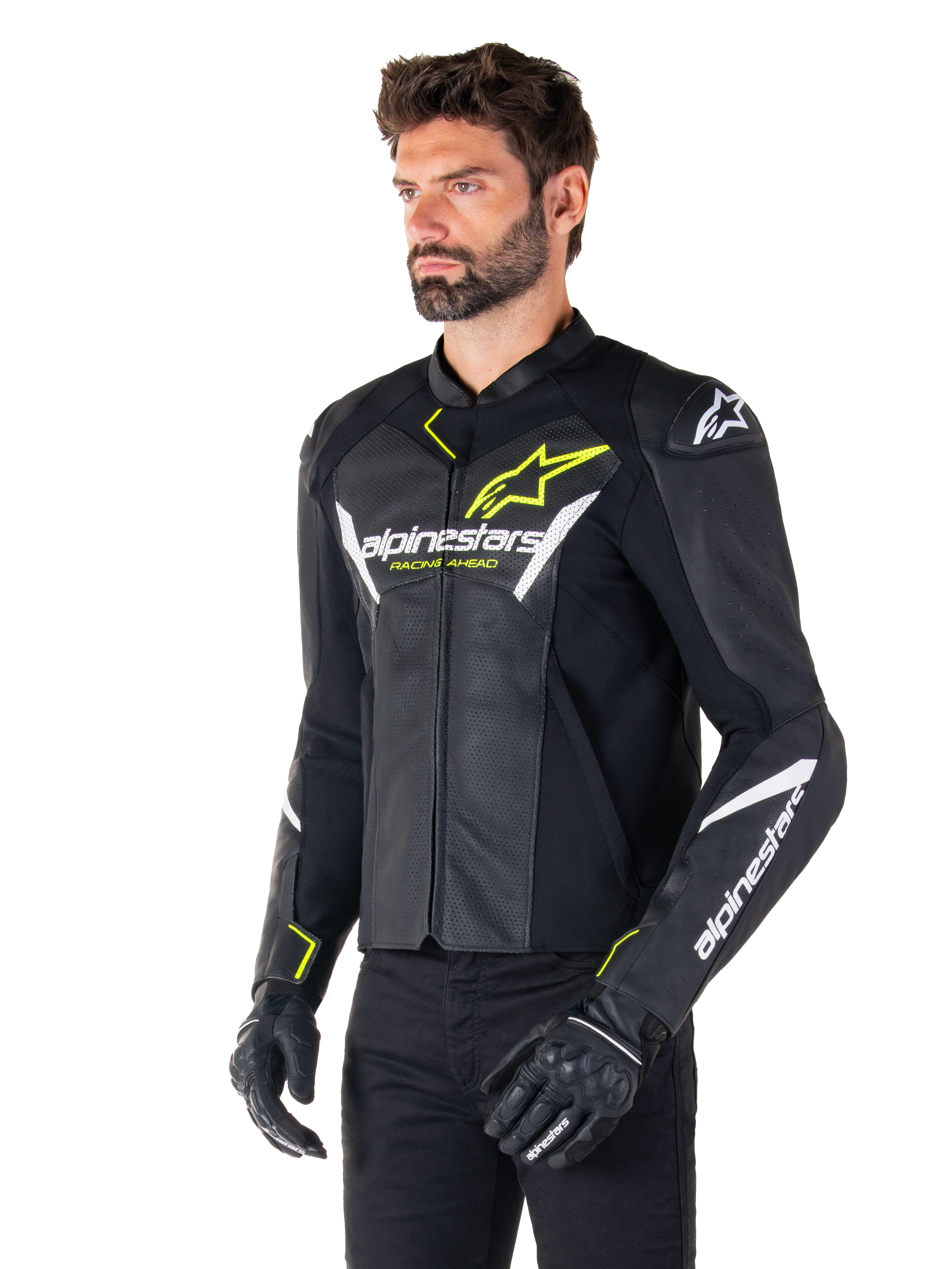 Chaqueta de cuero Alpinestars Faster V3 Airflow, chaqueta de moto deportiva, negro, blanco y amarillo flúor, usada por un hombre, con cuero perforado para el flujo de aire, logotipos de Alpinestars en el pecho y los brazos, combinada con guantes negros.