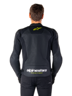 Chaqueta de cuero Alpinestars Faster V3 Airflow, chaqueta de moto deportiva, negra con detalles en amarillo flúor, vista trasera con grandes paneles de cuero perforado, logotipo de estrella amarilla en la parte superior y marca llamativa en la parte inferior de la espalda