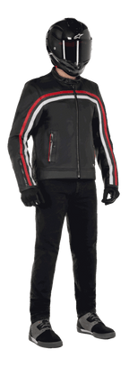 Chaqueta de cuero Alpinestars Dyno, chaqueta de moto, negra con rayas rojo rubí y color crudo, usada con un casco negro de fibra de carbono y pantalones negros, con un diseño de inspiración clásica, cuero de primera calidad y ajuste regular
