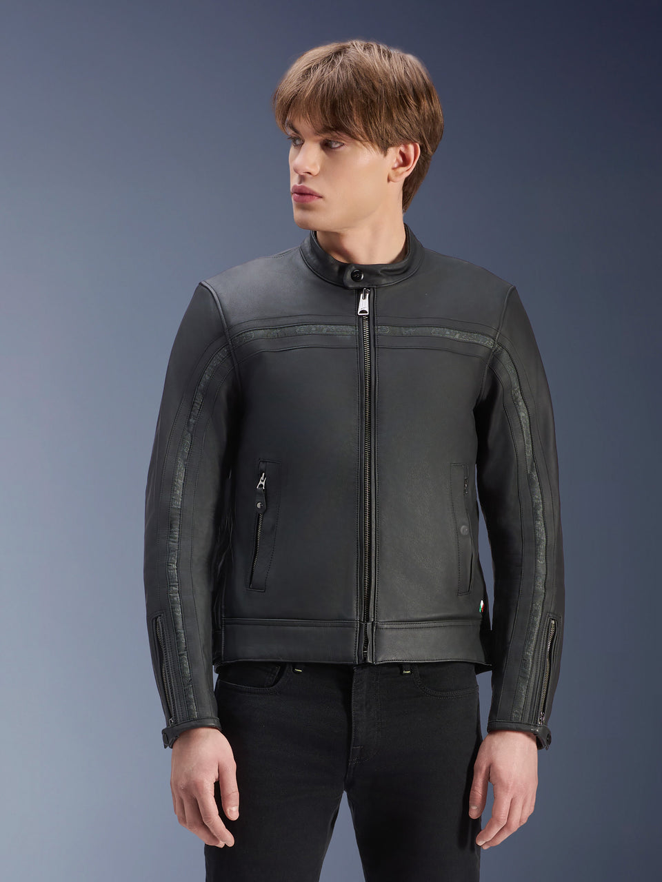 Chaqueta de cuero Alpinestars Dyno, Negro, chaqueta de moto de cuero de bovino de primera calidad, usada por un modelo con pantalones negros, diseño de inspiración clásica con cremallera central y cuello alto de perfil bajo, ropa de moto urbana contemporánea.