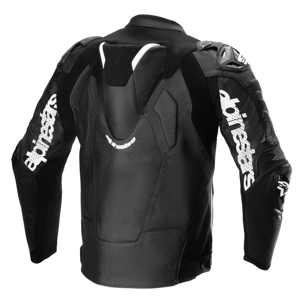 Chaqueta de cuero Alpinestars Atem V5, negro y blanco, vista trasera que muestra la joroba aerodinámica, logotipos blancos de Alpinestars en las mangas, secciones de cuero perforado y paneles elásticos técnicos para competición y conducción deportiva.