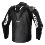 Chaqueta de cuero Alpinestars Atem V5, negro y blanco, vista trasera que muestra la joroba aerodinámica, logotipos blancos de Alpinestars en las mangas, secciones de cuero perforado y paneles elásticos técnicos para competición y conducción deportiva.