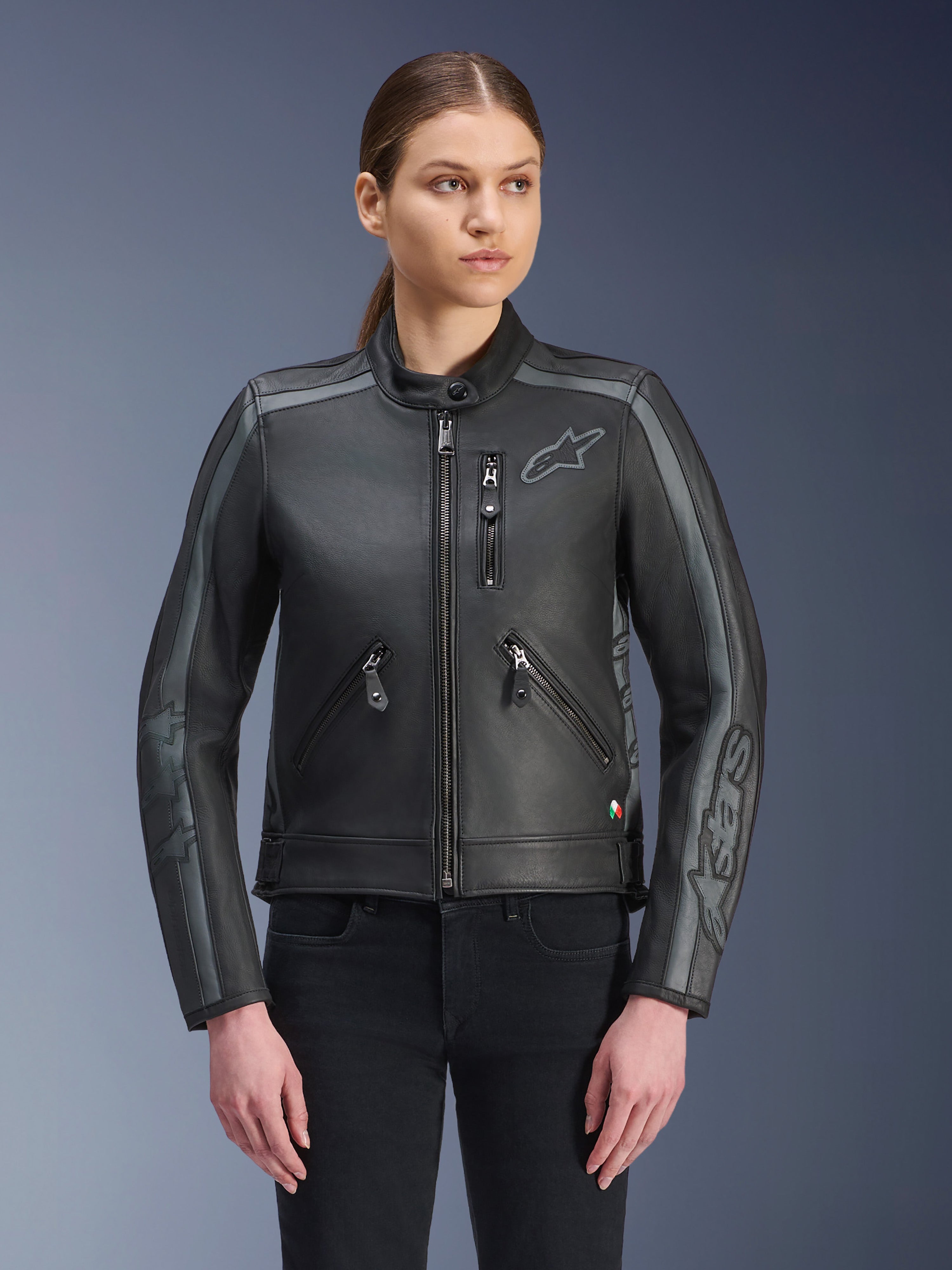 Chaqueta de cuero Alpinestars Stella Dyno, chaqueta de moto para mujer, negro y gris alquitrán, confección en cuero bovino de primera calidad con detalles de rayas grises en hombros y mangas, cuenta con bolsillos frontales con cremallera y logotipo bordado en el pecho, equipamiento de conducción urbana elegante
