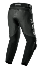 Pantalones de Cuero Alpinestars Missile V3, pantalones de moto, negros, vista trasera de tres cuartos con construcción de cuero premium, paneles elásticos de acordeón sobre las rodillas y la cintura, cintura trasera alta y marca blanca prominente de Alpinestars en el lateral.