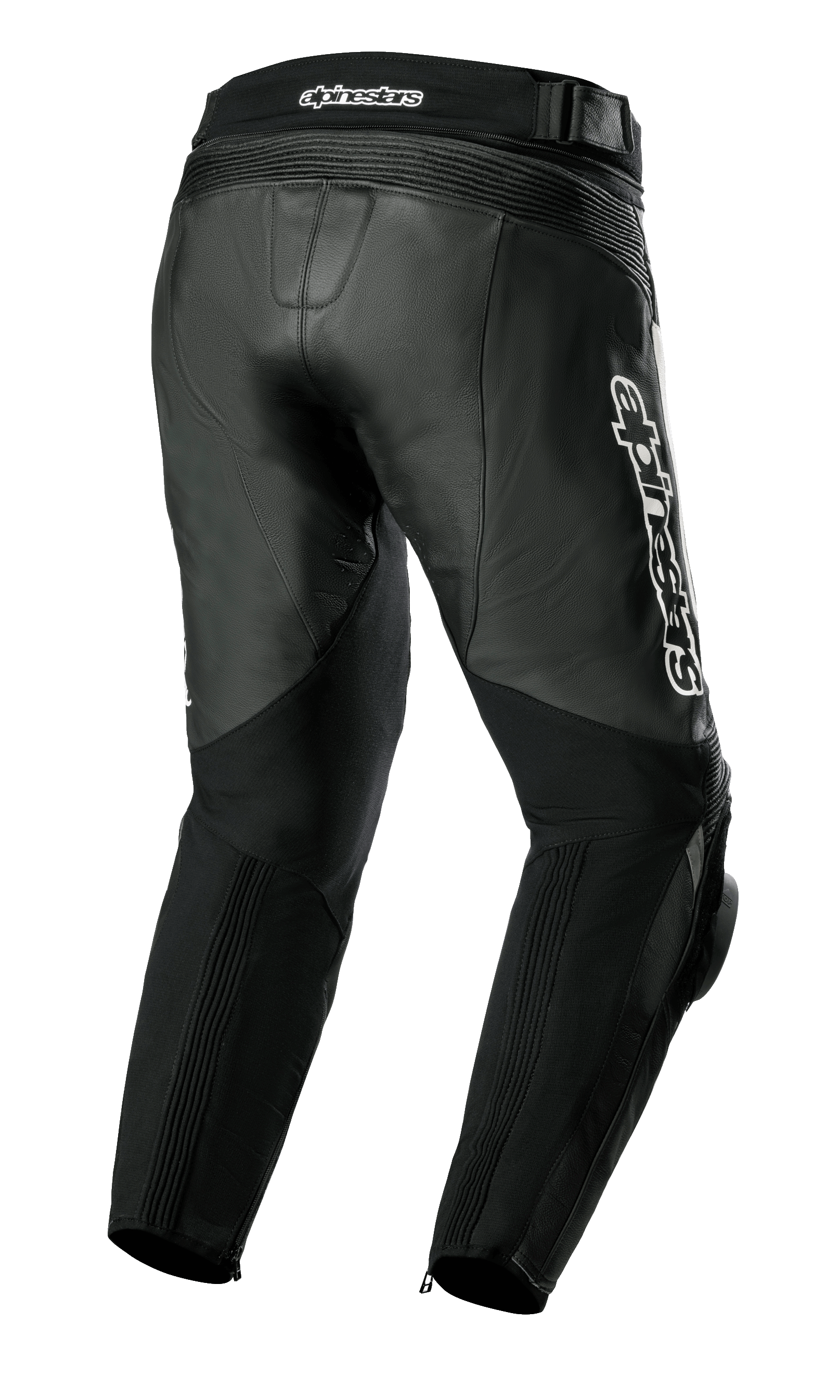 Pantalones de Cuero Alpinestars Missile V3, pantalones de moto, negros, vista trasera de tres cuartos con construcción de cuero premium, paneles elásticos de acordeón sobre las rodillas y la cintura, cintura trasera alta y marca blanca prominente de Alpinestars en el lateral.