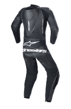 Mono de cuero de una pieza Alpinestars Youth GP Plus V2, negro, vista trasera con joroba aerodinámica, logotipo y texto de Alpinestars en blanco en la parte inferior de la espalda, marca lateral 'RACING AHEAD' y paneles elásticos de acordeón para mayor movilidad.