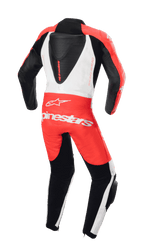 Mono de cuero de una pieza Alpinestars Youth GP Plus V2, vista trasera, rojo flúor, blanco y negro, con joroba trasera aerodinámica y logotipo Alpinestars, diseño de competición profesional para pilotos jóvenes