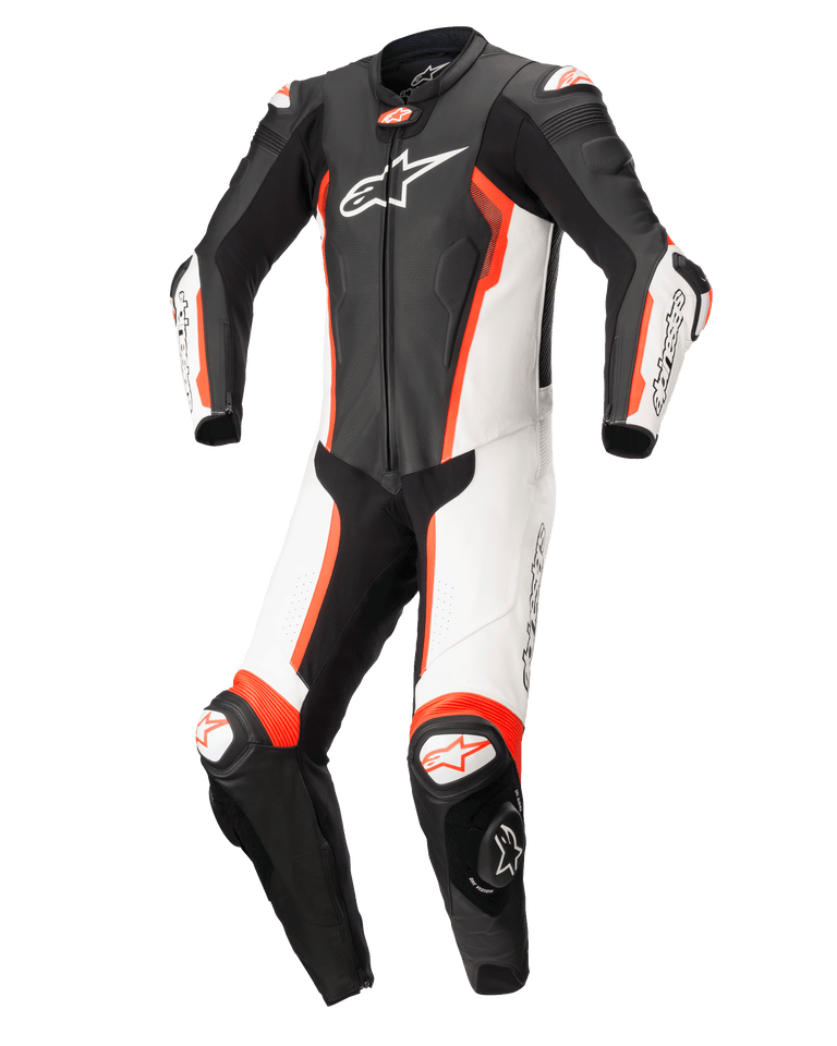 Mono de cuero de una pieza Alpinestars Missile V2, traje de cuero de competición, negro, blanco y rojo flúor, con un diseño ergonómico precurvado con paneles blancos y negros, detalles en rojo flúor vibrante, logotipo de Alpinestars prominente en el pecho y deslizadores de rodilla, diseñado para competición de alto rendimiento.