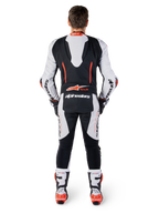Alpinestars Mono de Cuero 1 Pieza GP-R7, mono de moto para carreras, blanco y negro con detalles rojos, joroba aerodinámica, vista posterior de piloto
