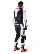 Alpinestars Mono de cuero 1 pieza GP-R7 blanco y negro, para hombre, detalles en rojo flúor, joroba aerodinámica y protecciones, vista posterior