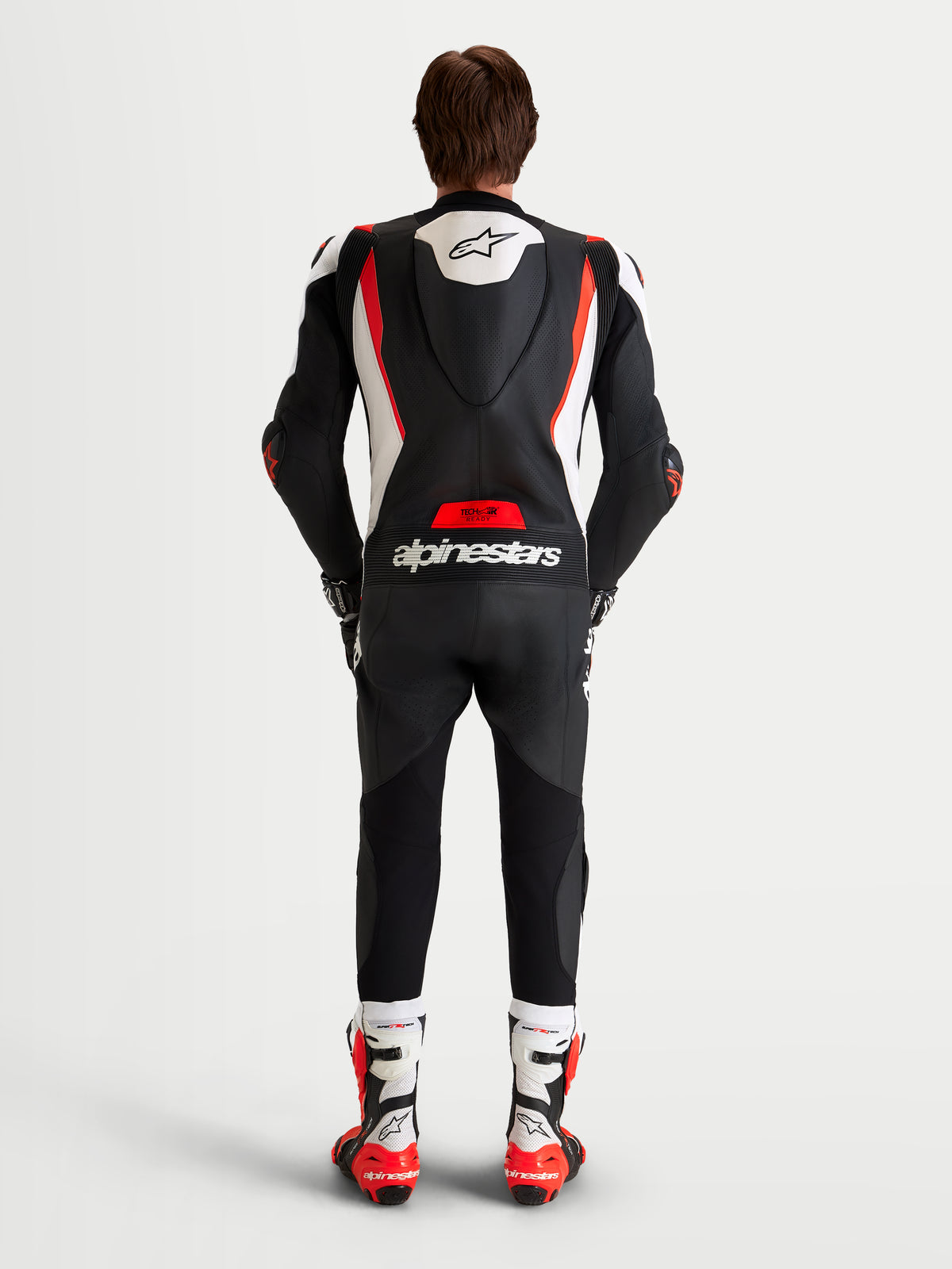 Alpinestars Missile V3 Leather Suit 1 Pc, mono de cuero de carreras para moto, negro, blanco y rojo, certificado AAA, vista trasera en modelo