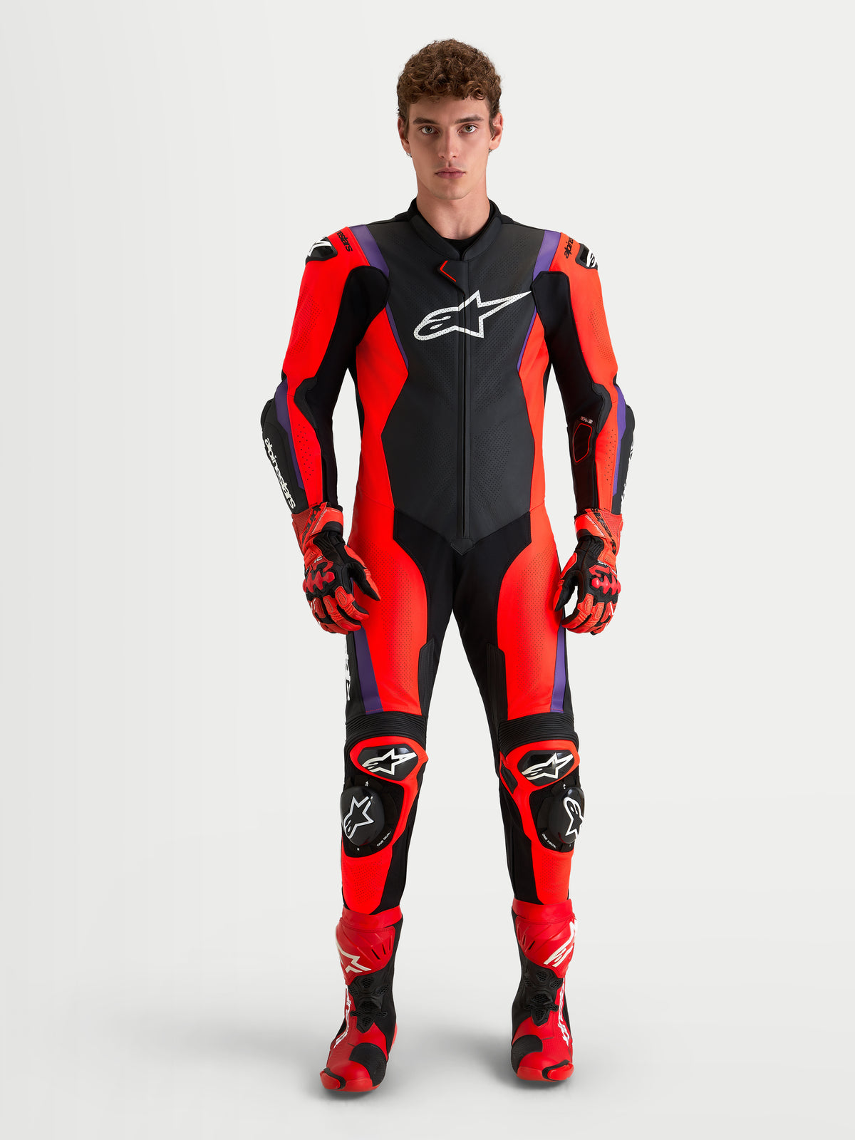 Mono de cuero Alpinestars Missile V3 de 1 pieza, mono de moto para carreras, negro, rojo y morado, certificado AAA con protección DFS, puesto en modelo