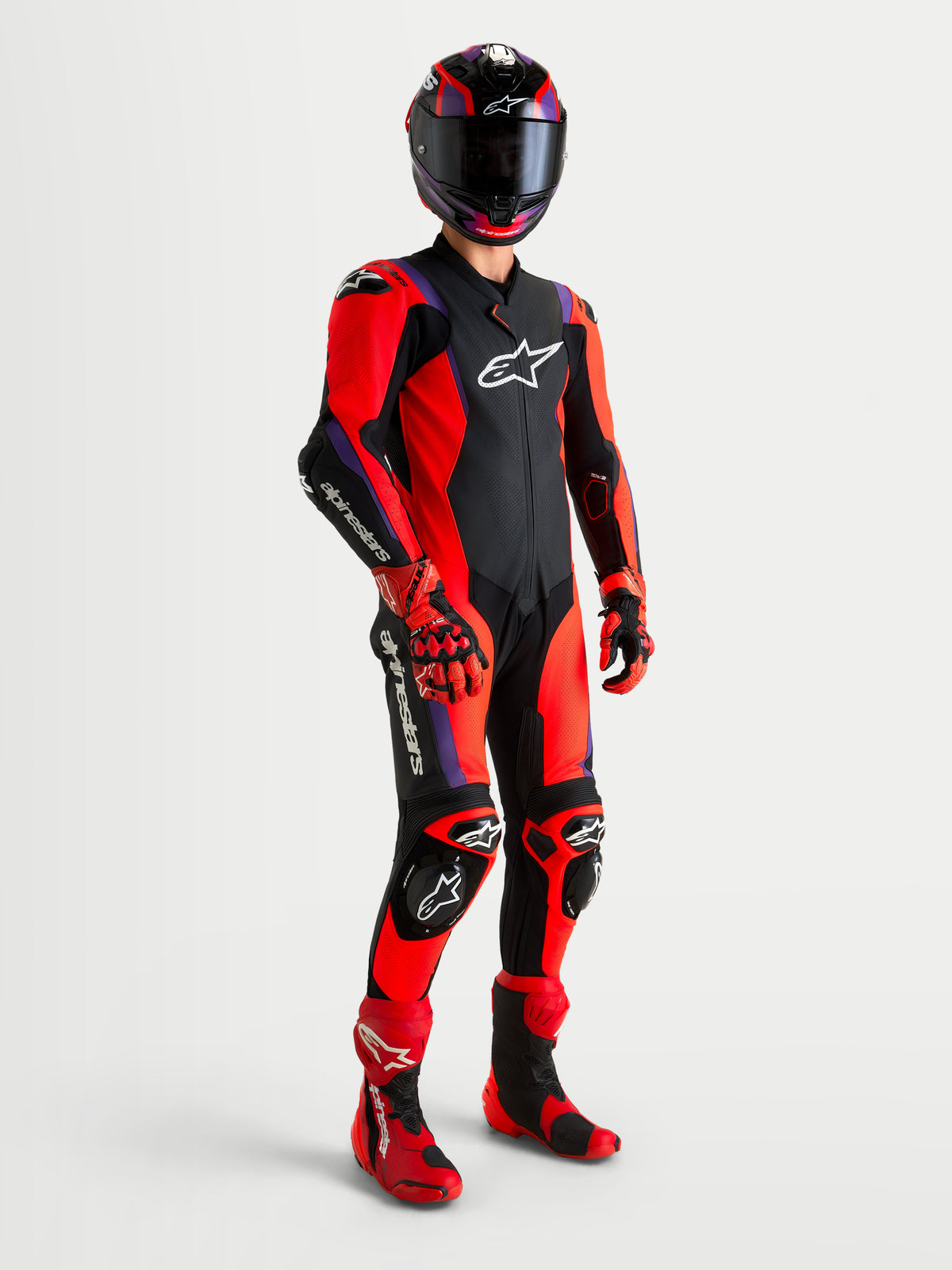 Alpinestars Missile V3, mono de cuero de una pieza para moto, negro, rojo y morado, certificado AAA con protección DFS, visto en un modelo