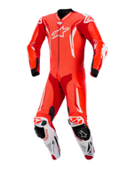 Mono de cuero de una pieza Alpinestars GP Tech V5, rojo flúor, rojo brillante y blanco, vista frontal, traje de competición profesional para motociclismo con cuero perforado, detalles aerodinámicos blancos y deslizadores de rodilla integrados