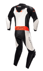 Alpinestars GP Force Chaser One Piece Leather Suit, vista trasera, negro, blanco y rojo flúor, con joroba trasera aerodinámica, marca Tech-Air Ready en la cintura y paneles de cuero blanco, mono de competición profesional de piel bovina para moto
