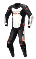 Alpinestars GP Force Chaser, mono de cuero de una pieza para carreras de moto, negro y blanco con detalles en rojo fluorescente, paneles de cuero perforado, protectores externos en hombros y rodillas, confeccionado en cuero bovino
