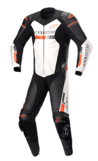 Alpinestars GP Force Chaser, mono de cuero de una pieza para carreras de moto, negro y blanco con detalles en rojo fluorescente, paneles de cuero perforado, protectores externos en hombros y rodillas, confeccionado en cuero bovino