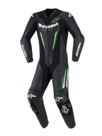 Traje de cuero Alpinestars GP Force V2 - 1 Pieza, traje de motociclismo de una pieza para competición, negro con detalles en verde neón y logotipos blancos, con paneles de cuero perforado, deslizadores externos DFS Lite en hombros y rodillas, y diseño de ajuste deportivo.