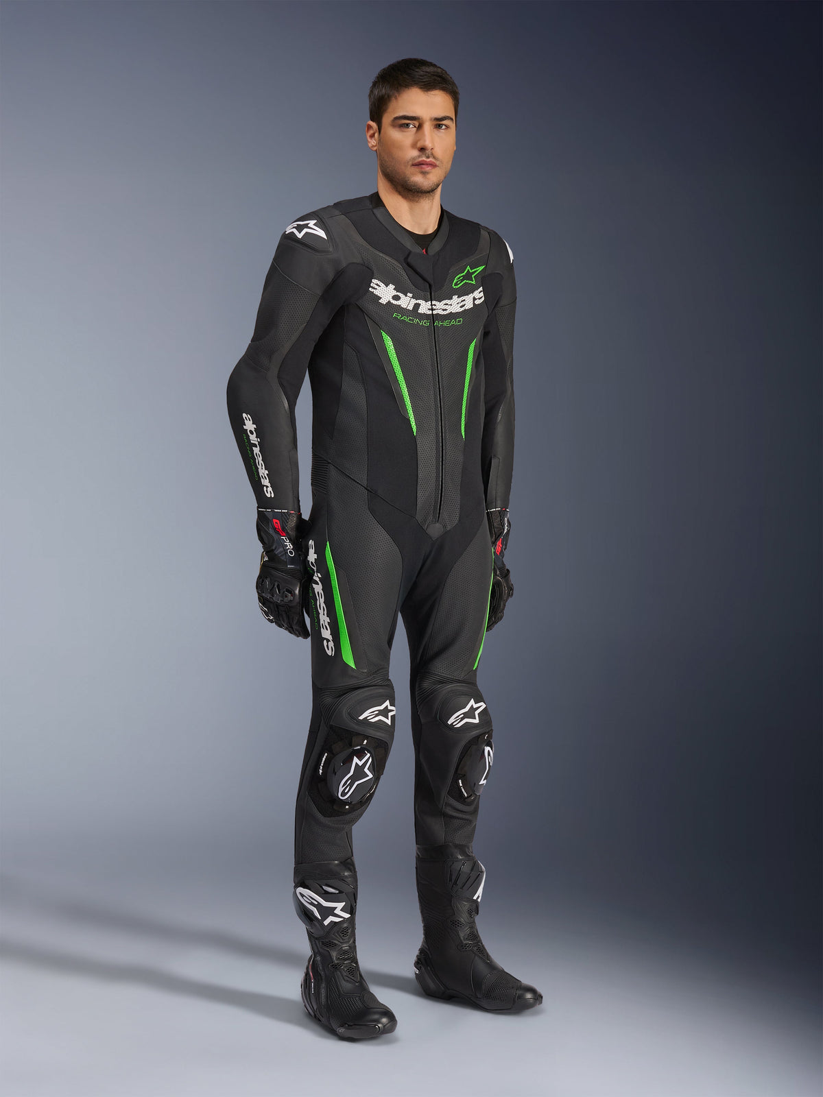 Alpinestars GP Force V2 Leather Suit 1-Piece, negro y verde, equipo de carreras completo con guantes y botas negras, con paneles de cuero perforado, logotipos de Alpinestars en blanco y deslizadores de rodilla integrados, traje profesional de alto rendimiento para pista