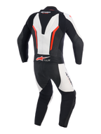 Mono de cuero Alpinestars GP Force V2 de 1 pieza, blanco, negro y rojo flúor, vista trasera que muestra la joroba aerodinámica, paneles de expansión de cuero en acordeón en hombros y zona lumbar, zonas perforadas para ventilación y logotipo Tech-Air Ready, traje de competición profesional para rendimiento en pista