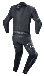 Mono de cuero Alpinestars Missile V2 Ward de una pieza, negro y gris metálico, vista trasera con joroba aerodinámica, paneles elásticos de acordeón en la parte baja de la espalda y los hombros, marca Alpinestars en los muslos y logotipo Tech-Air Ready