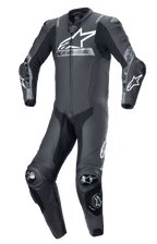 Alpinestars Missile V2 Ward, mono de cuero de una pieza, negro gris metálico, traje de competición profesional para motocicleta, diseño aerodinámico con protecciones en hombros, codos y rodillas, logotipo blanco grande de Alpinestars en el pecho, construcción de cuero de primera calidad para rendimiento en pista