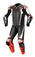 Alpinestars Racing Absolute V2, mono de cuero de una pieza para carreras de moto, negro, blanco y rojo flúor, diseño aerodinámico con cuero perforado, deslizadores externos en hombros y rodillas, construcción profesional lista para la pista
