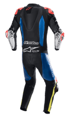 Alpinestars GP Tech V4 Leather Suit, mono de cuero de una pieza para competición, negro con paneles azules y acentos en rojo flúor, vista posterior que muestra la joroba aerodinámica y el logo Tech-Air Ready, mangas blancas con gráficos negros y detalles en amarillo flúor, equipamiento profesional para rendimiento en pista